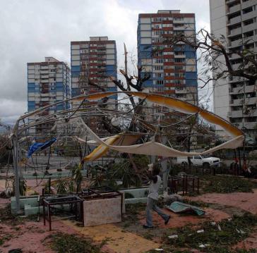 Aufräumarbeiten nach Hurrikan Sandy in Santiago de Cuba Aufräumarbeiten nach Hurrikan Sandy in Santiago de Cuba