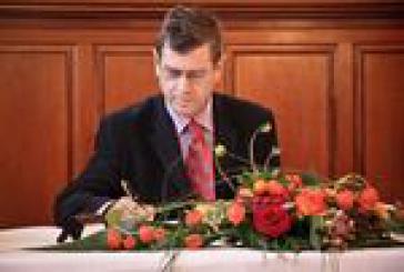 Survival-Chef Stephen Corry, hier beim Eintrag in das Goldene Buch der Stadt Bonn Survival-Chef Stephen Corry
