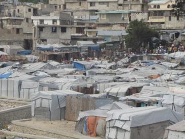 Fast 400.000 Menschen leben in Haiti in Zelten, weil es kein Wohnungsbauprogramm gibt Fast 400.000 Menschen leben in Haiti in Zelten