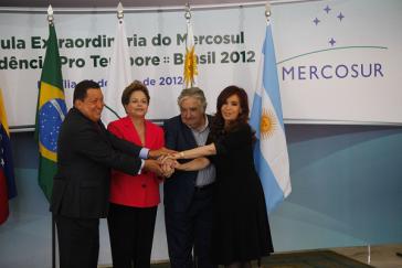 Feiern den Beitritt Venezuelas: die Präsidentinnen Rousseff und Fernández und die Präsidenten Mujica und Chávez