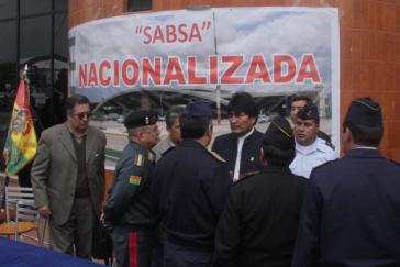 Präsident Morales am Montag vor dem Sitz der SABSA