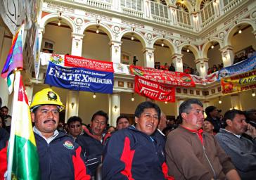 Arbeitervertreter bei der Feier am Montag im Regierungspalast