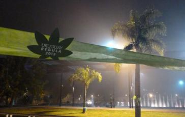 Plakat in Form eines Hanf-Blattes aus der Kampagne zur Legalisierung Plakat in Form eines Hanf-Blattes aus der Kampagne zur Legalisierung