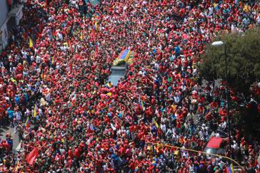 Anhänger von Hugo Chávez umringen das Auto mit dem Sarg