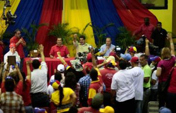 Präsident Nicolás Maduro (m.) mit dem Gouverneur des Bundesstaates Barinas, Adán Chávez (l.)