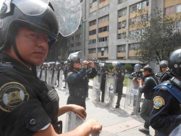 Starke Polizeikräfte versperren den Demonstranten den Weg in Mexiko-Stadt