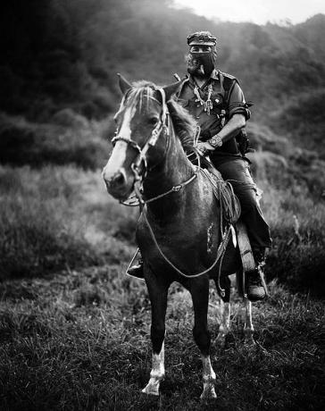 Subcomandante Insurgente Marcos lässt nach 19 Jahren als Sprecher der EZLN das öffentliche Auftreten hinter sich Subcomandante Marcos auf einem Pferd