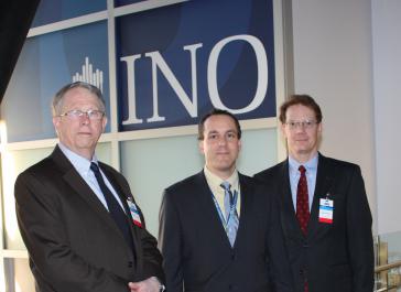 Der von den USA vorgeschlagene Botschafter James D. Nealon (rechts) bei einem Besuch in Kanada