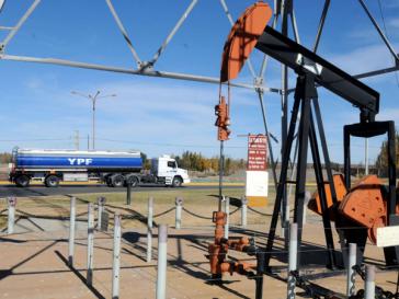 Förderanlage mit YPF-Tankwagen Förderanlage mit YPF-Tankwagen