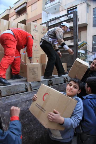 Freiwillige verteilen Lebensmittel in Al-Ghuta, Syrien Freiwillige verteilen Lebensmittel in Al-Ghuta, Syrien