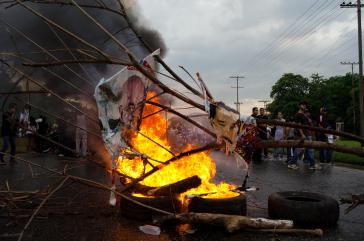 Brennende Straßenblockade