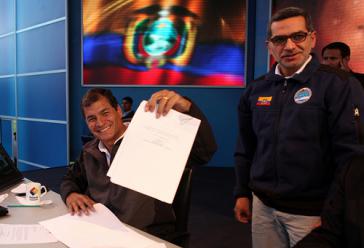 Präsident Rafael Correa unterzeichnet am
21. Juni 2013 das neue Mediengesetz
