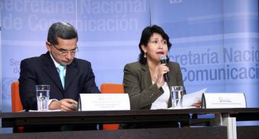 Fernando Alvarado und die Ministerin für die politische Koordination, Betty Tola, bei der Verlesung des Kommuniqués