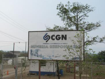 Schild der CGN verkündet "veratwortungsvollen Bergbau"