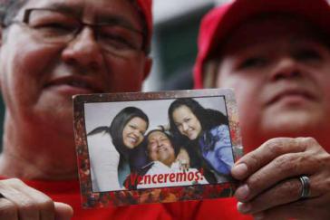 Anhänger von Hugo Chávez mit einem der aktuellen Fotos des Präsidenten