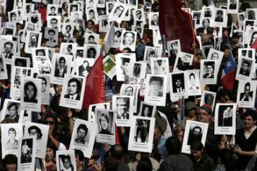 Demonstration von Angehörigen von Verschwundenen in Chile. Contreras leugnet bis heute die Verbrechen der DINA öffentlich ab