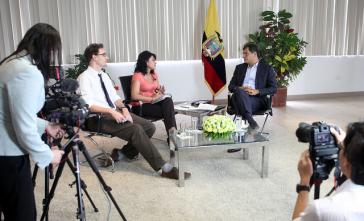 Rafael Correa (re.) im Gespräch mit Journalisten der Nachrichtenagentur Reuters