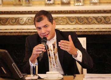 Ecuadors Präsident Rafael Correa bei der Pressekonferenz in Paris