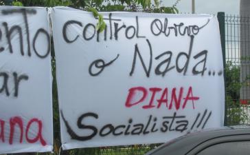 "Arbeiterkontrolle oder Nichts" - Transparent am Fabrikzaun von Industrias Diana
