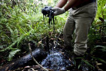 Von Chevron-Texaco hinterlassen: Öl im Amazonas