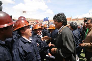 Evo Morales mit Bergarbeitern