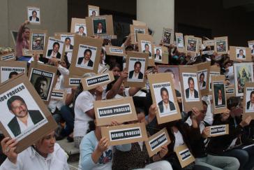 Familienmitglieder der Verhafteten demonstrieren für einen fairen Prozess