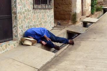 Betrunkener Mann in Guatemala: Alkoholkonsum ist eine Folge der Armut Betrunkener Mann in Guatemala: Alkoholkonsum ist eine Folge der Armut