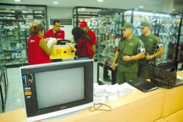 Militärpolizei und Indepabis-Mitarbeiter bei der Inspektion im einem Laden der Nasri-Kette für Elektrohaushaltsgeräte