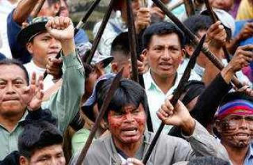 Indigene demonstrieren in Asunción für Land