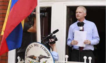 Julian Assange bei seiner Ansprache aus der Botschaft Ecuadors in London nach einem Jahr Asyl am 19. Juni 2013 Julian Assange bei seiner Ansprache aus der Botschaft Ecuadors in London nach einem Jahr Asyl am 19. Juni 2013
