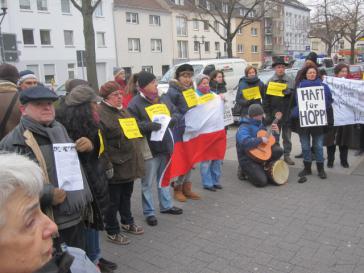 Demonstranten vor dem Haus von Hartmut Hopp in Krefeld