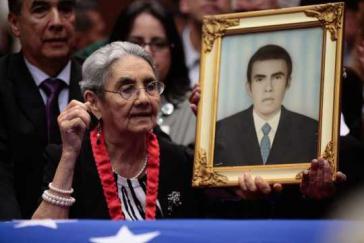 Zenaida Mata de Rodríguez mit einem Bild ihres Sohnes in der Nationalversammlung