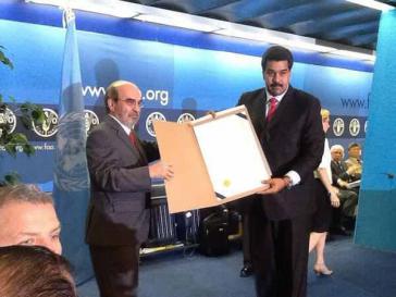 Der Generalsekretär der FAO, José Graniziano da Silva, überreicht Präsident Maduro die Urkunde