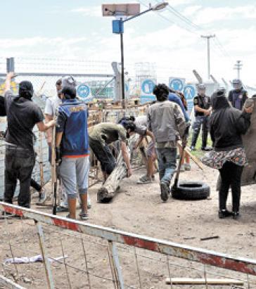 Die Angreifer zerstörten das Camp undentwendeten die Mobiltelefone der Aktivisten