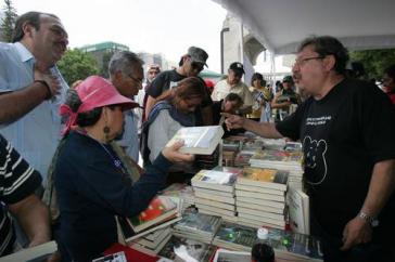 Paco Ignacio Taibo II bei der Verteilung von Büchern auf einer Buchmesse von "Para leer en Libertad"