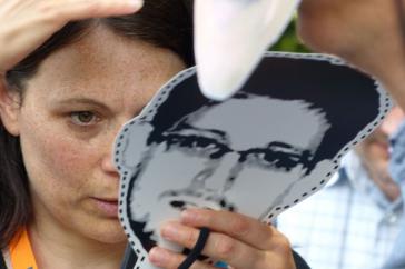 Aktivistin mit einer Maske von Edward Snowden