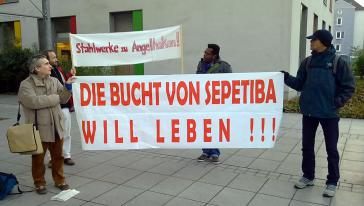 Protest während der ThyssenKrupp-Hauptversammlung 2011 in Bochum
