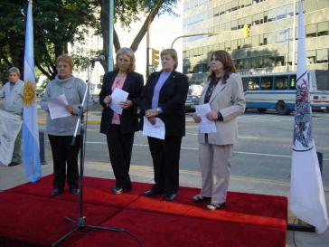 Witwen mutmaßlicher Opfern von Mercedes bei Gedenkfeier für die Verschwundenen vor der Firmenzentrale von DaimlerChrysler