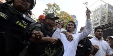 Leopoldo López (mit Blume) als er sich im Februar den Behörden stellte