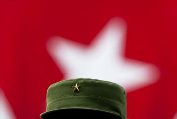 Der Stern auf Fidel Castros Schirmmütze, im Hintergrund der Stern der kubanischen Nationalfahne