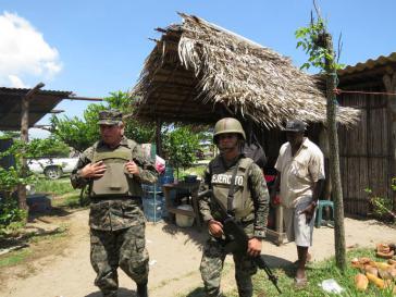 Das Militär besetzt Ende September 2014 die Garífuna-Gemeinde Barra Vieja in Honduras