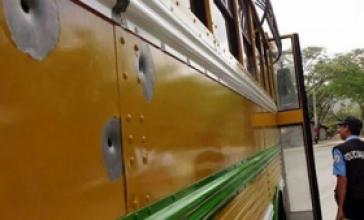 Einer der beschossenen Busse Einer der beschossenen Busse