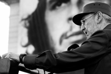 Fidel Castro vor dem Portrait Ernesto Che Guevaras