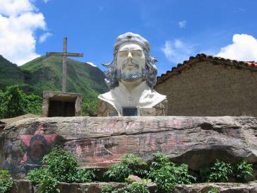 Statue von Che Guevara am Ort seiner Ermordung in Bolivien