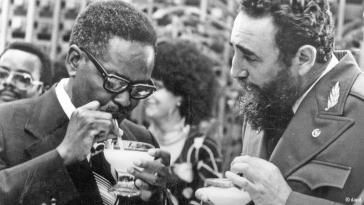 Angolas Präsident (1975-1979) Agostino Neto und Kubas Revolutionsführer Fidel Castro