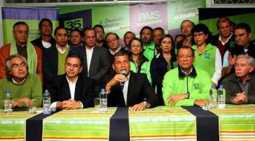 Pressekonferenz von Alianza País nach den Wahlen. Links neben Präsident Correa der Ex-Bürgermeister von Quito, Augusto Barrera Pressekonferenz von Alianza País nach den Wahlen. Links neben Präsident Correa der Ex-Bürgermeister von Quito, Augusto Barrera