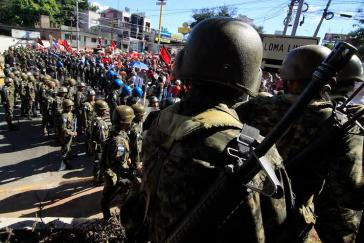 Militär und Polizeieinheiten versperren Demonstranten den Weg zum Stadion
