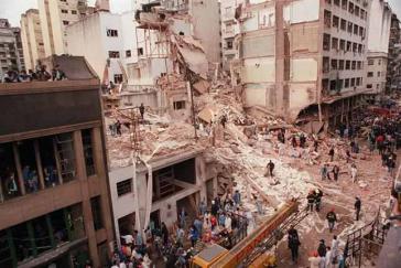 Das Gebäude der Israelitisch-Argentinischen Vereinigung (AMIA) in Buenos Aires nach dem Anschlag vom 18. Juli 1994 Das Gebäude der Israelitisch-Argentinischen Vereinigung (AMIA) in Buenos Aires nach dem Anschlag vom 18. Juli 1994