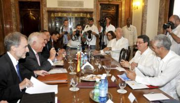 Spaniens Außenminister José Manuel García-Mar­gallo und seine Delegation beim Treffen mit dem kubanischen Außenminister Bruno Ródriguez