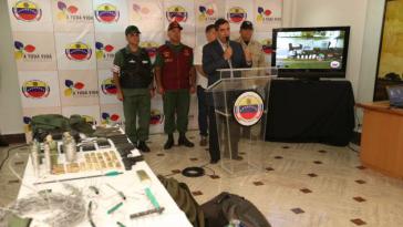 Innenminister Rodríguez Torres stellt beschlagnahmte Waffen und Explosivstoffe vor Innenminister Rodríguez Torres stellt beschlagnahmte Waffen und Explosivstoffe v